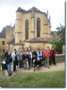 Un Groupe devant la Cathédrale